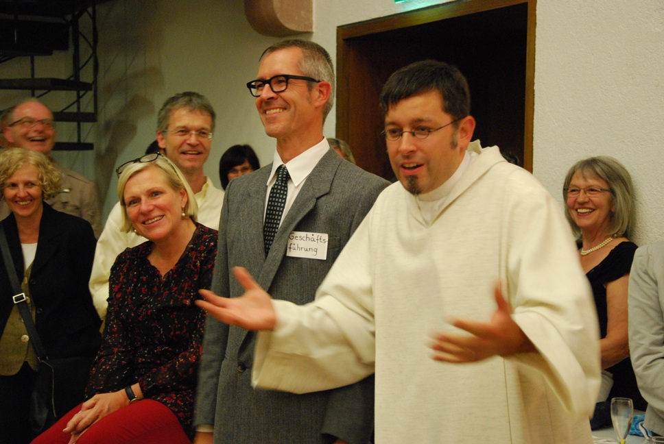 Christian Abschied 14.9.2013 195.jpg - Der Patient beweist eindrucksvoll, dass er wieder voll einsatzfähig ist.  Aus dem FF formuliert er Einführungen in verschiedene Gottesdienstarten.